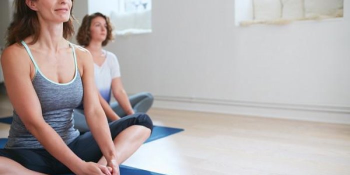 Fibromyalgie : 5 postures de yoga pour soulager les douleurs