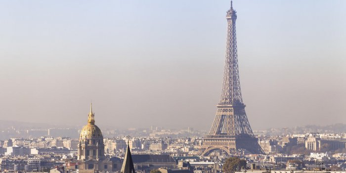 pollution à paris, vue aérienne de la tour eiffel avec smog en arrière-plan