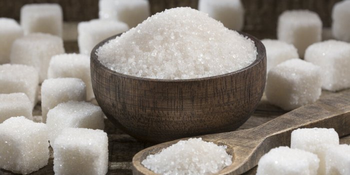 white refined sugar powder and cubes