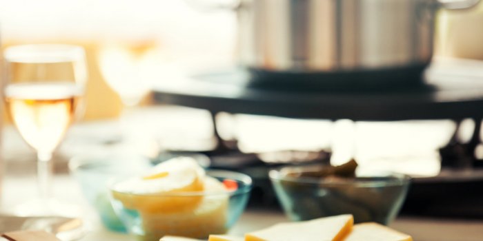 Raclette, fondue : les dangers insoupçonnés de ces plats d'hiver