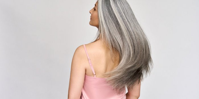 Cheveux gris : 5 astuces pour garder une belle chevelure poivre et sel cet Ã©tÃ©