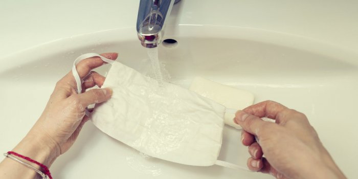 Masque en tissu : comment bien le laver à la main ? 