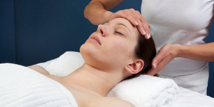 Auto-massage du visage : les bons gestes anti-fatigue