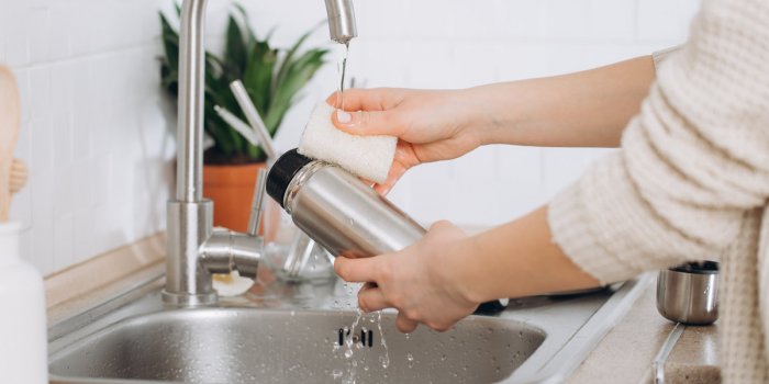 Eau du robinet : 5 bonnes façons de la stocker pour éviter les bactéries