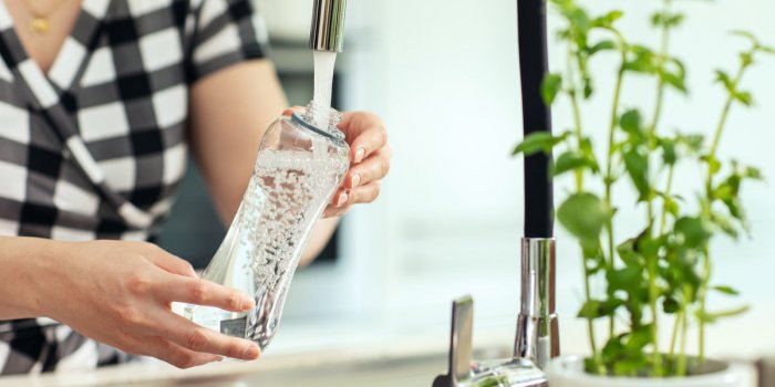 Eau du robinet : 5 bonnes façons de la stocker pour éviter les bactéries