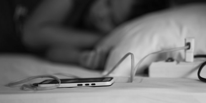 CÅur et sommeil : 5 erreurs Ã  ne pas faire avec son tÃ©lÃ©phone au lit