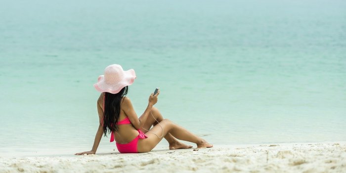 Seins nus sur la plage : 5 raisons qui poussent les femmes à arrêter