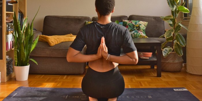 Yoga : 5 postures pour être moins vouté