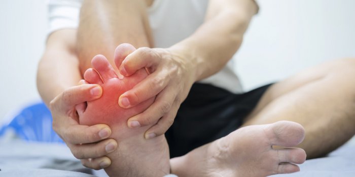 Chaleur : 5 conseils d'une experte pour que vos pieds ne gonflent pas 
