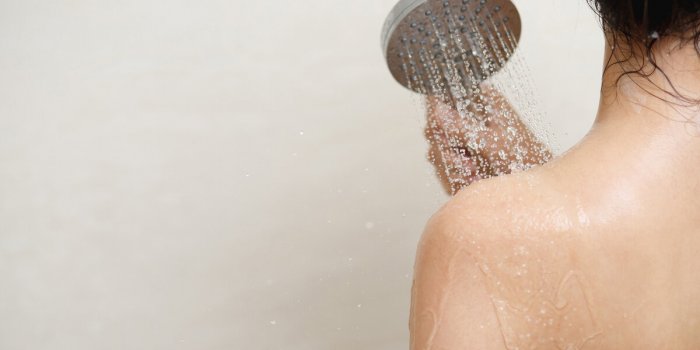 HygiÃ¨ne corporelle : les 5 zones du corps souvent nÃ©gligÃ©es sous la douche