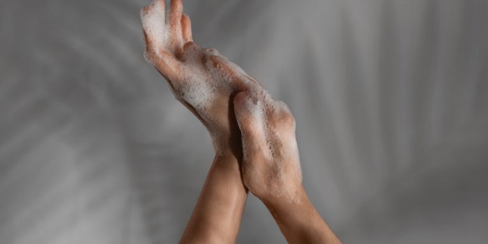 HygiÃ¨ne corporelle : les 5 zones du corps souvent nÃ©gligÃ©es sous la douche