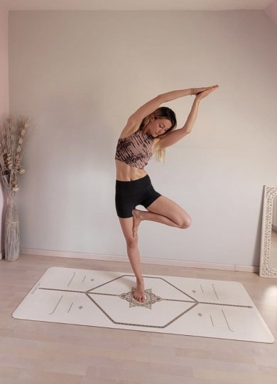 Yoga : 5 postures dâÃ©veil pour se lever du bon pied en vacances