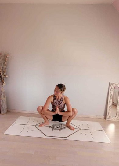 Yoga : 5 postures dâÃ©veil pour se lever du bon pied en vacances