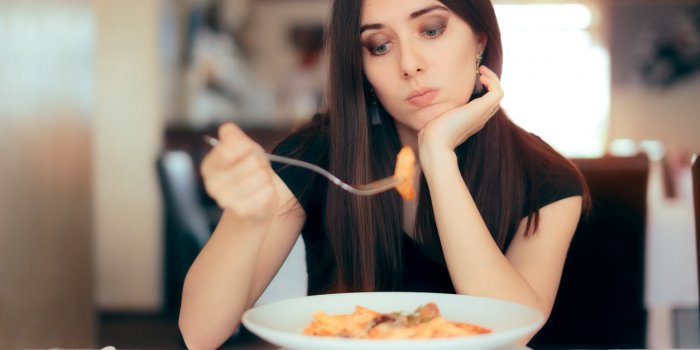 female customer unhappy with the dish course in restaurant