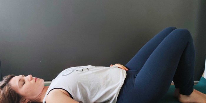 Cancer du sein : 5 postures de yoga pour renouer avec son corps
