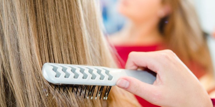 Cheveux : 10 habitudes Ã  bannir selon le coiffeur Nicolas Waldorf