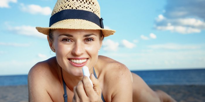 Crème solaire : les 9 zones du corps qu'on oublie de protéger