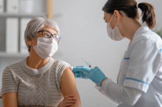 Covid-19 : nouvelle campagne de vaccination en avril pour les plus fragiles