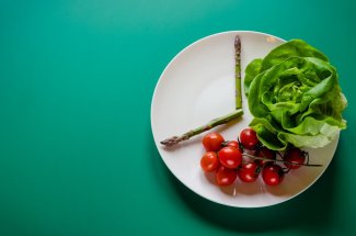 Jeune intermittent : manger entre 7 et 15h favorise la perte de poids 