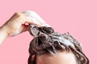 Cheveux : combien de fois par semaine est-il recommande de les laver ?