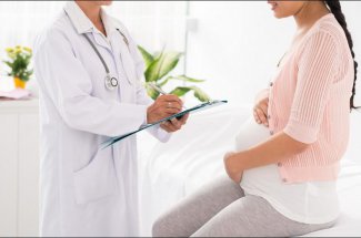 image recadree de femme enceinte medecin visitant