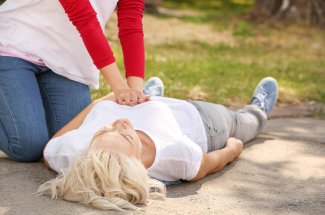 Crise cardiaque : les femmes ont moins de chances de recevoir un massage cardiaque