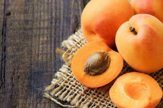 Avaler des amandes d-abricot contre l-acne, le defi tiktok a eviter