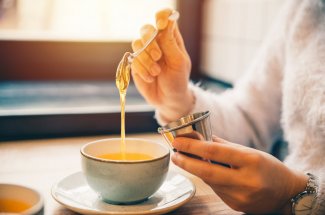 Mal de gorge : mettre du miel dans son the est-il vraiment efficace ?