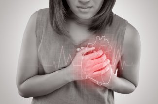 Apres 2 crises cardiaques avant 40 ans, elle partage les signes d’alerte