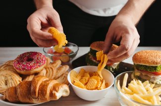 7 conseils pour eviter les ballonnements apres un repas lourd