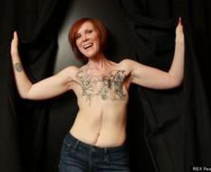 Photo : elle se fait tatouer le torse apres une double mastectomie