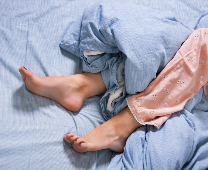 Nouvelle astuce pour vous endormir plus vite : sortez un pied de la couverture