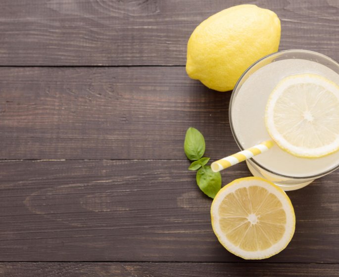 Une recette de jus detox avec du citron