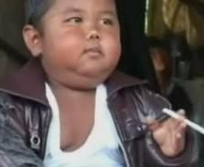 Video : le bebe fumeur arrete les 40 cigarettes par jour mais devient obese