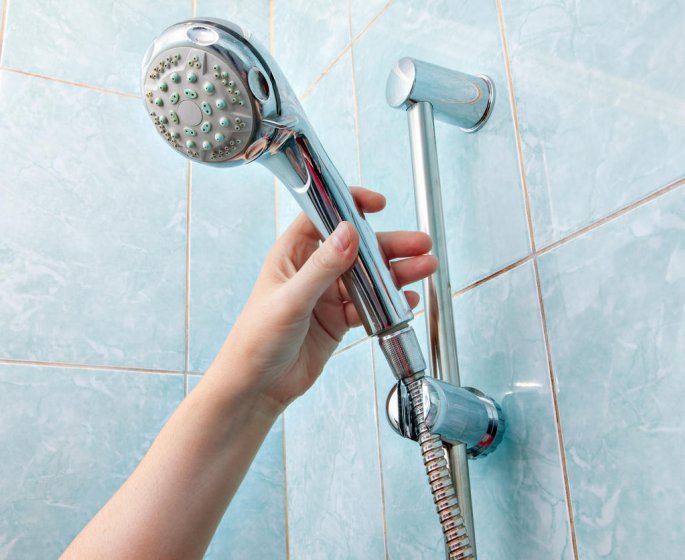 Hygiene : pourquoi votre pommeau de douche peut etre dangereux