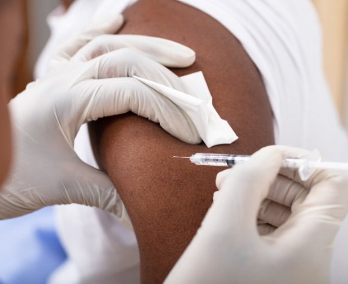 Vaccin Covid-19 : pourquoi a-t-on mal au bras apres l-injection ?