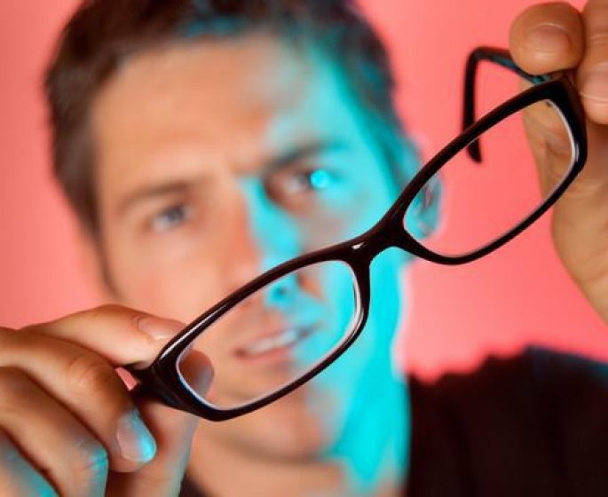 6 habitudes dangereuses avec vos lunettes