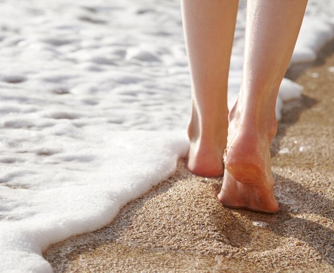 Marcher pieds nus dans le sable : les bienfaits inattendus sur la sante