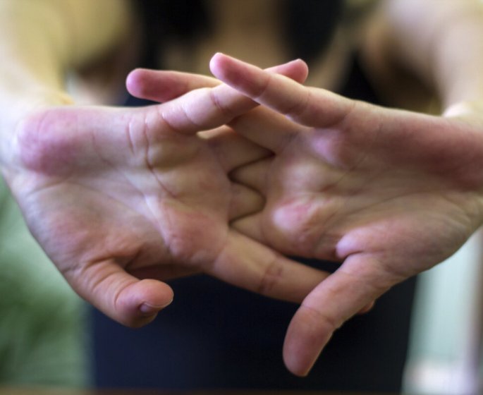 Arthrose : faire craquer ses doigts augmente-t-il le risque ?