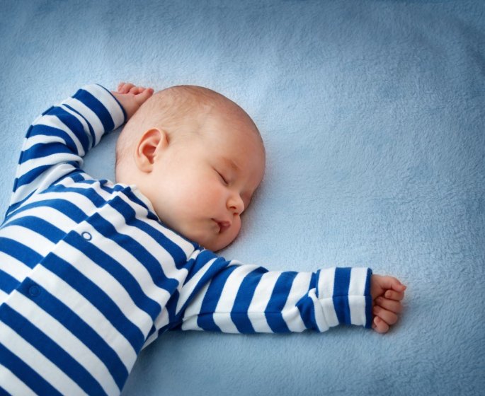 Sommeil de bebe : quelle est la position ideale pour le faire dormir ?