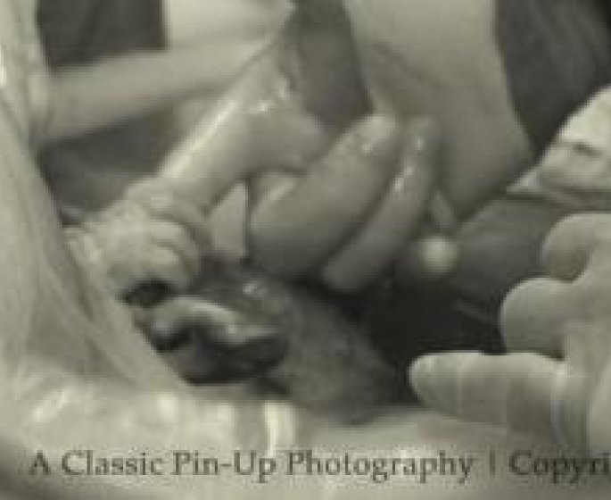 Image etonnante : un nouveau-ne serre le doigt du chirurgien en pleine cesarienne