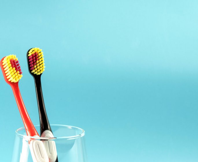 Les bons gestes d-un dentiste pour entretenir sa brosse a dents