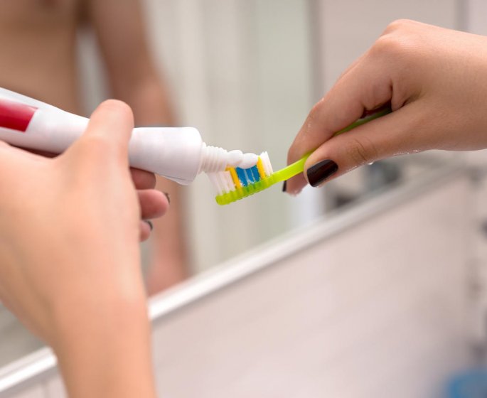 Dents blanches : le dentifrice au peroxyde