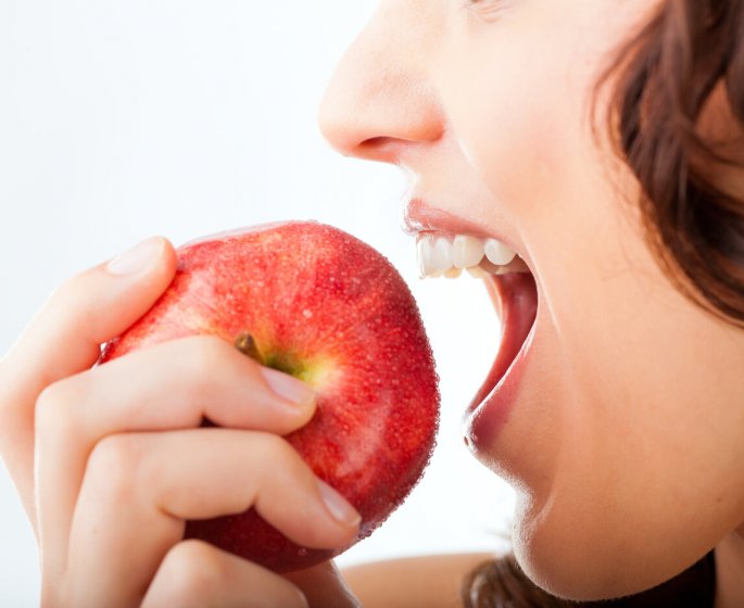 Dents : attention a la maniere dont vous mangez certains aliments