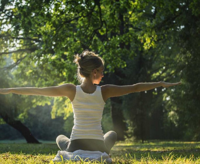 Menopause : 5 postures de yoga hormonal pour mieux la vivre