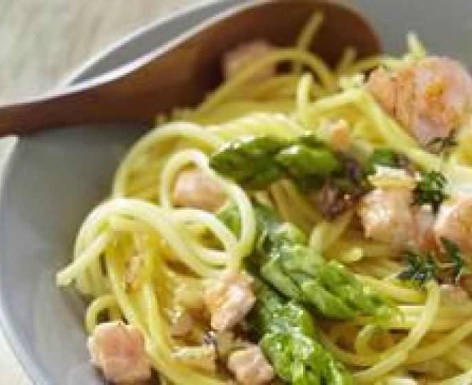 Spaghettis printaniers aux asperges vertes et saumon (sans gluten)