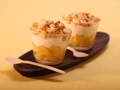 Verrine d’ananas, onctueux fromage blanc passion et crumble coco 