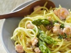 Spaghettis printaniers aux asperges vertes et saumon (sans gluten)