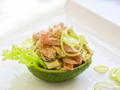 Salade d'avocat, saumon et crevettes