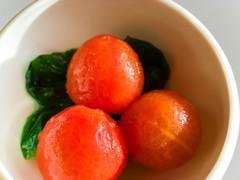 Tomates à la marinade d'ail, persil et basilic
